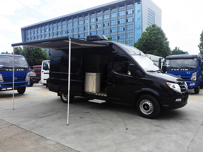 東風(fēng)御風(fēng)長(zhǎng)軸高頂B型房車(chē)