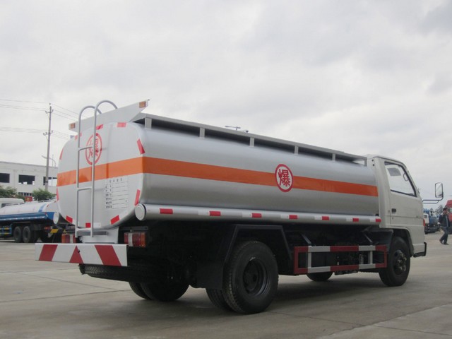 江鈴順達5噸油罐車