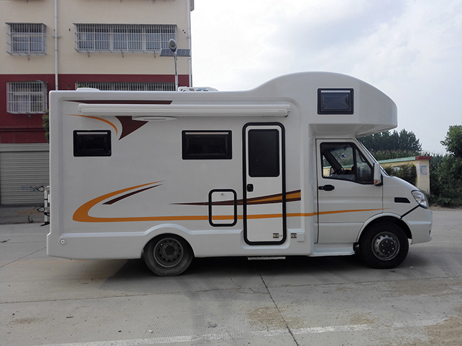 依維柯新寶迪C型房車(chē)時(shí)尚版