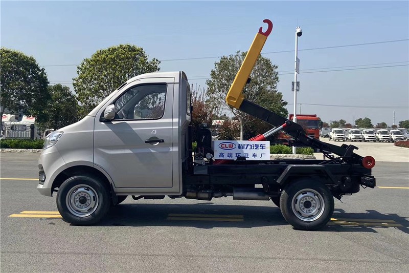 國(guó)六長(zhǎng)安汽油藍(lán)牌 2-3方 勾臂垃圾車(chē)