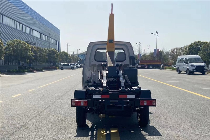 國(guó)六長(zhǎng)安汽油藍(lán)牌 2-3方 勾臂垃圾車(chē)