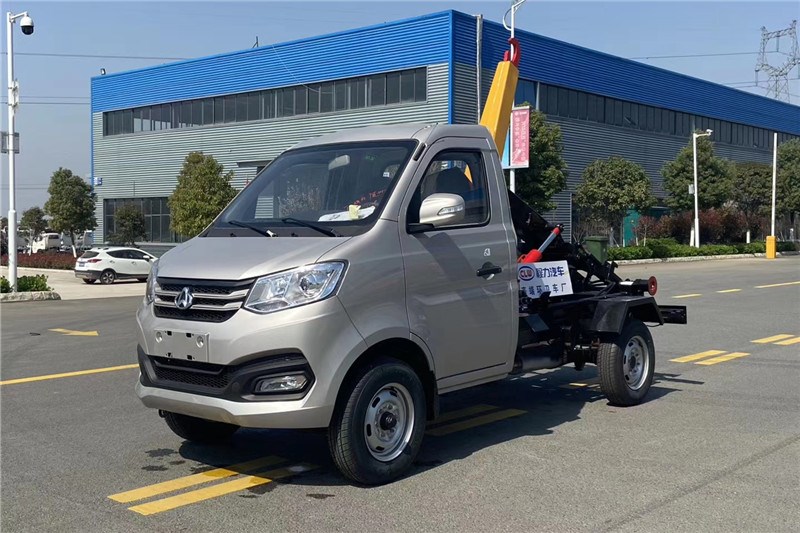 國(guó)六長(zhǎng)安汽油藍(lán)牌 2-3方 勾臂垃圾車(chē)