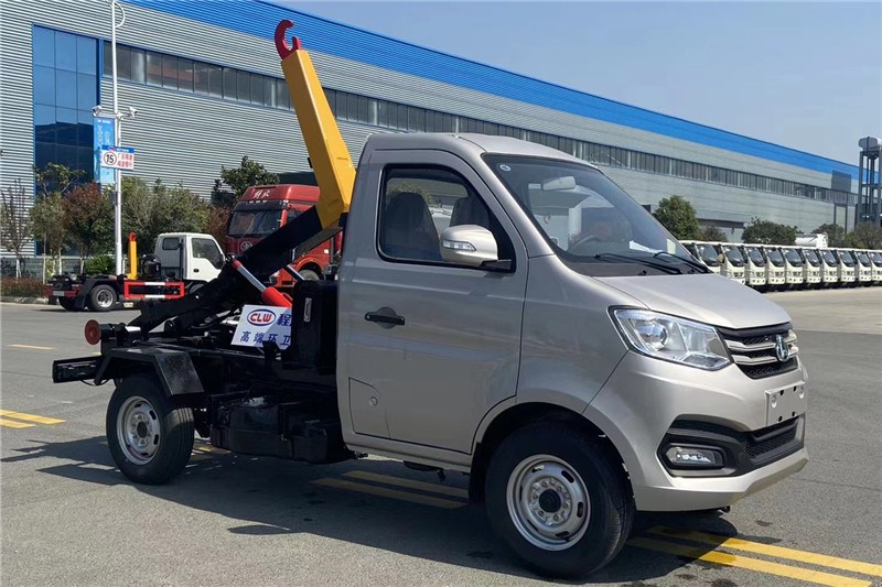 國(guó)六長(zhǎng)安汽油藍(lán)牌 2-3方 勾臂垃圾車(chē)