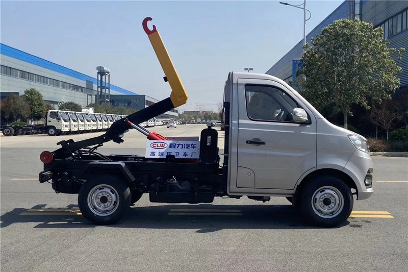 國(guó)六長(zhǎng)安汽油藍(lán)牌 2-3方 勾臂垃圾車(chē)