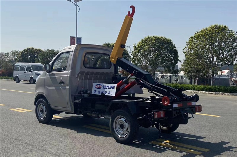 國(guó)六長(zhǎng)安汽油藍(lán)牌 2-3方 勾臂垃圾車(chē)