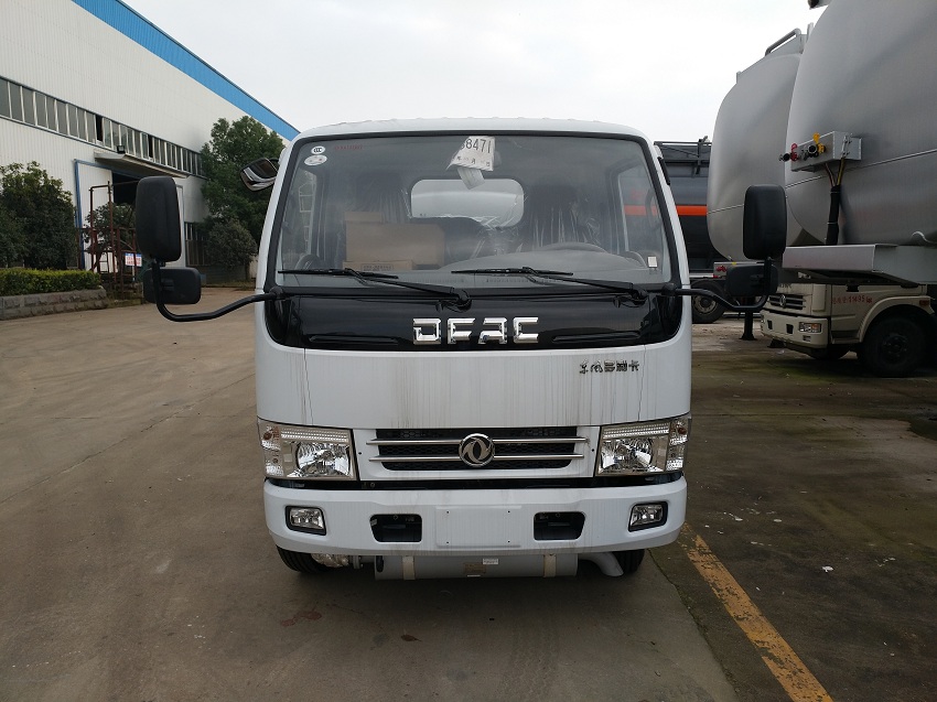 東風(fēng)多利卡5噸油罐車(chē)正臉圖片