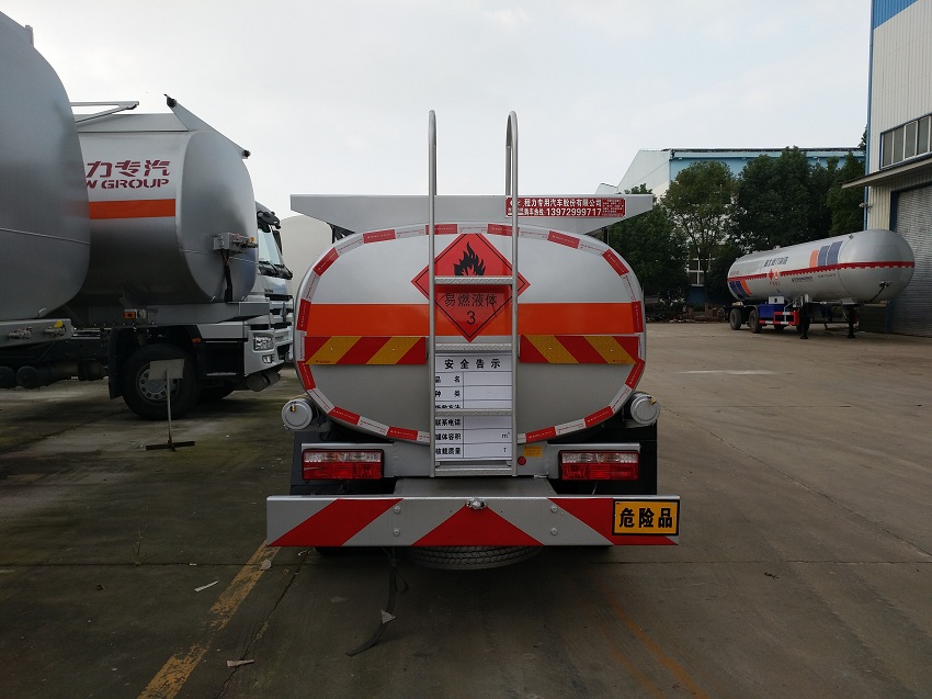 東風(fēng)多利卡5噸油罐車(chē)尾部展示圖片