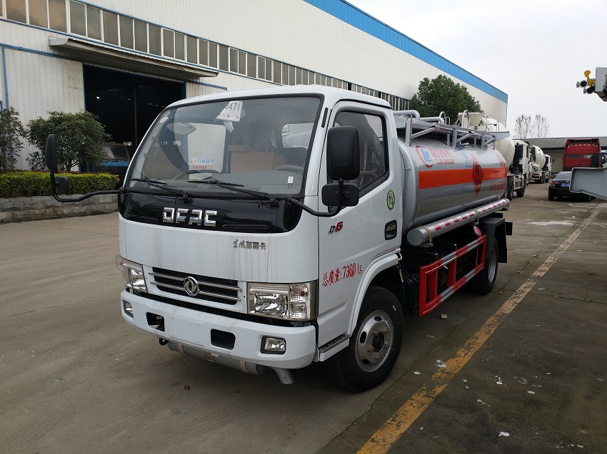 東風(fēng)多利卡5噸油罐車(chē)側(cè)面展示圖片