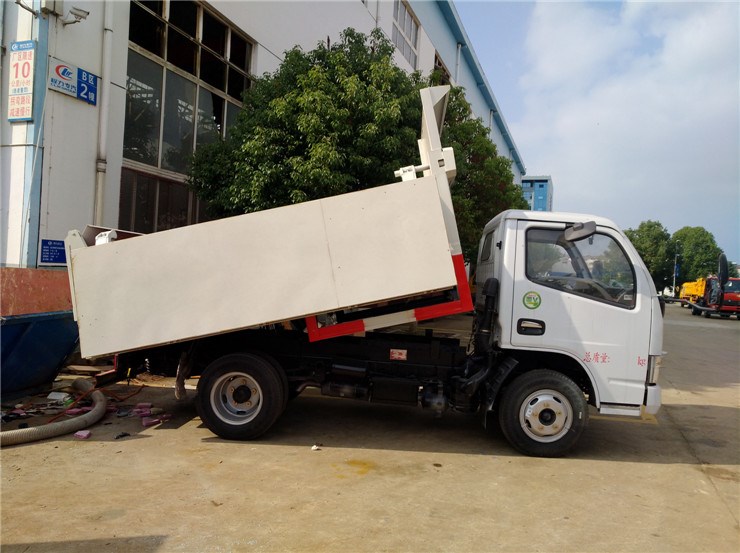 東風(fēng)小多利卡5-6立方密封自卸式垃圾車