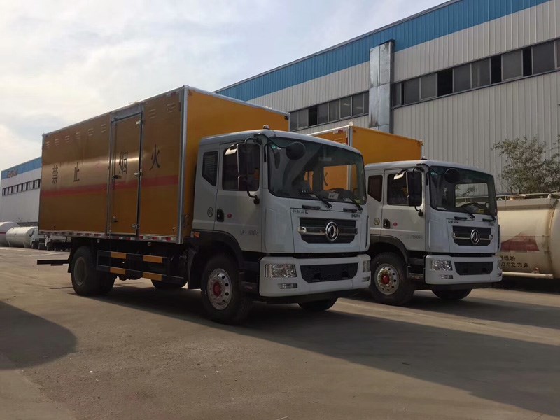 東風6米3(9.9)爆破器材車