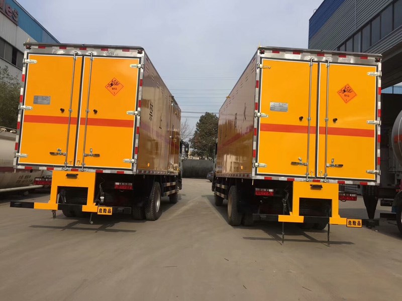 東風6米3(9.9)爆破器材車