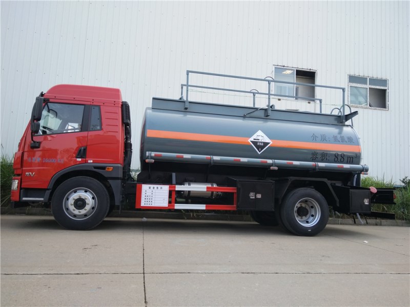 解放龍V CLW5162GFWC5腐蝕性物品罐式運(yùn)輸車(chē)