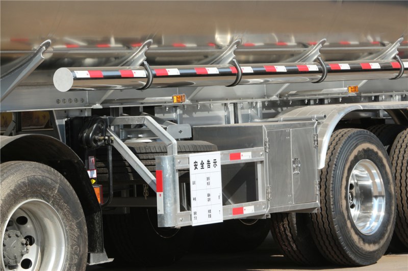 東風(fēng)天龍(40-55L)鋁合金運(yùn)油半掛車